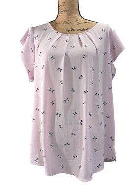Flower & Feather Lavender Top with Navy Blue Bows. EC. Size - 2XL